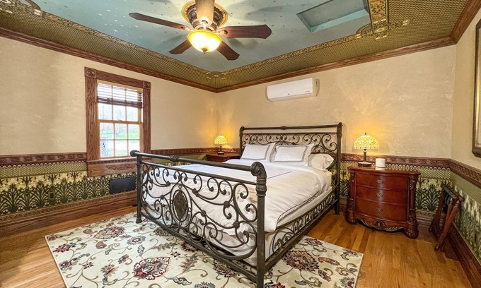 Bayfield Apartamento | Luxury Bayfield Apartment with Deck, View of Lake Superior & California King Bed