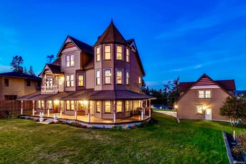 Tulalip Casa | Luxury Bayfront Oasis with Private Beach Access, Near Tulalip Casino and Outlets!