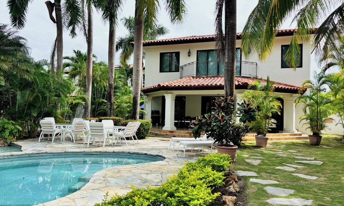 Playa Blanca Casa | Luxury beach home Rivera del Mar in Buenaventura