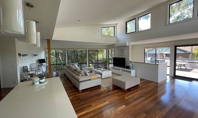 Denhams Beach Casa | Luxury beach house, 4 mins walk to Denhams Beach.