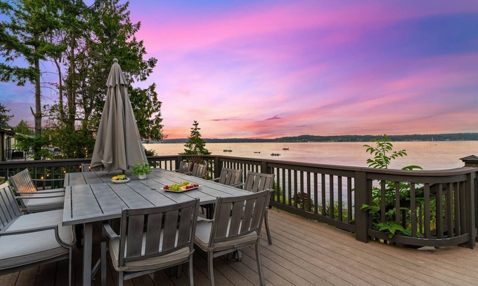 Erlands Point-Kitsap Lake Casa | Luxury Beach House & Apartment, Hot Tub, Kayaks, Fire Pits, Game Room