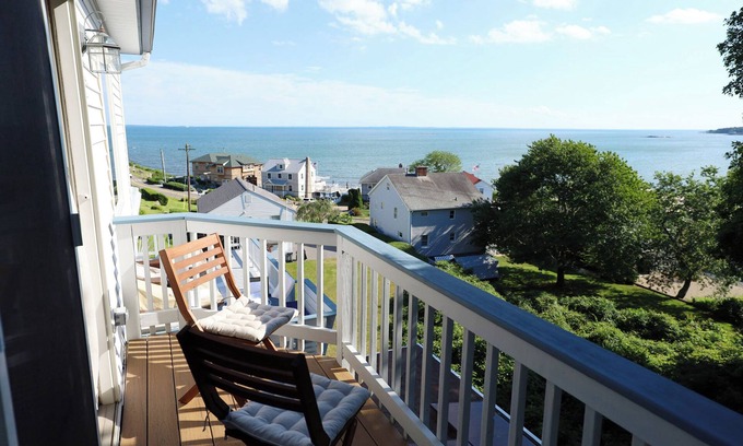 Niantic Casa | Luxury Beach House in Giants Neck Beach - Perfect for Large Families!