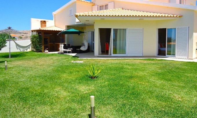 Pedras Pretas Villa | Lujosa casa de playa junto al mar con jardín y vistas al mar en Porto Santo