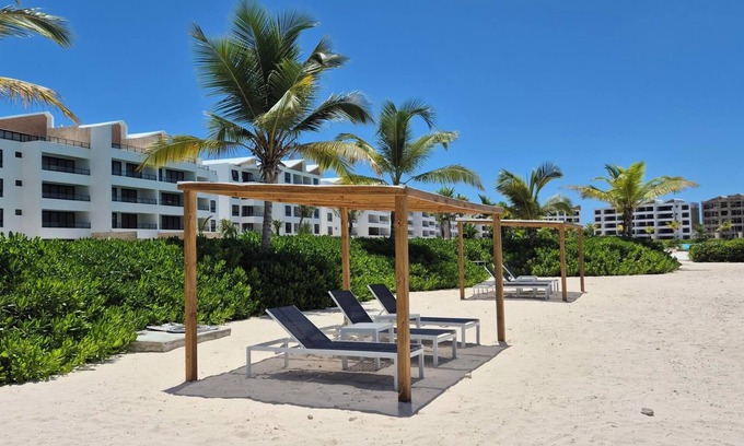 Punta Cana Condominio | Luxury Beach Penthouse | Whirlpool & Lagoon View | On the beach of the Crystal Lagoon