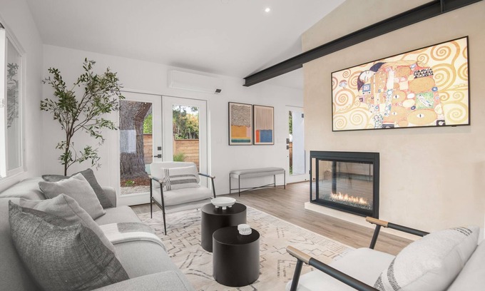 East Mesa Casa | Luxury Beach Retreat - Enclosed Lot, Spa, 3 minute walk to Beach, Modern