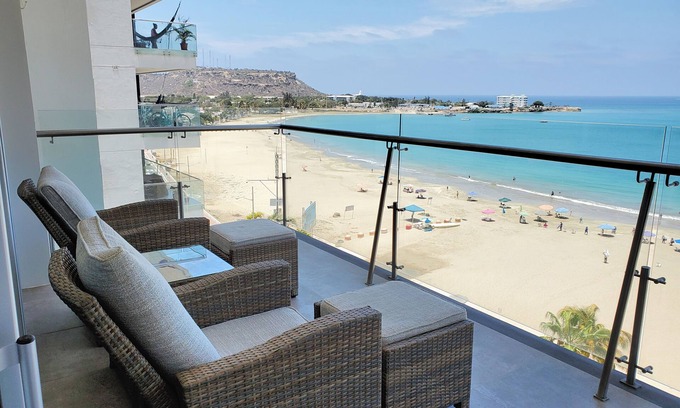 Salinas Condominio | Apartamento de Lujo Frente al Mar en Chipipe – Vistas y Servicios de Primera 🏖️
