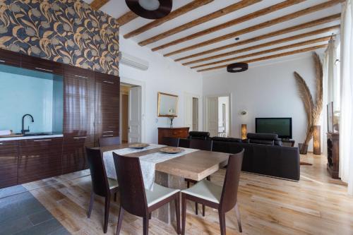 Ploce Apartamento | Luxury Beachfront Apartment Banje