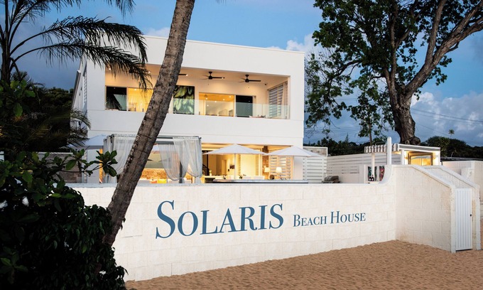 Reeds Bay Villa | Villa frente a la playa (Costa del Platino) con bañera de hidromasaje