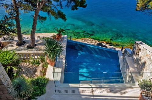 Selca Villa | Luxury Beachfront Villa Palazzo di Mare with private heated pool and staff at the beach on Brac island - Sumartin