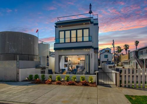 Huntington Beach Casa | Luxury Beachside Villa Steps to Sand and Beach