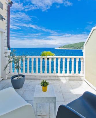 Milna Casa | Luxury Bellavista Amazing sea Holidays with Private Beach & Parking