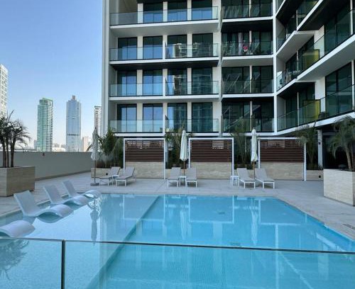 Jumeirah Village Circle Apartamento | Luxury Belvilla 1BR Pool View Apartment in JVC