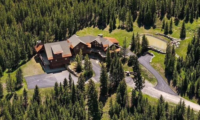 Gallatin Gateway Cabina | Luxury Big Sky Retreat: Spacious 7,500 sq ft Haven for Your Montana Adventure