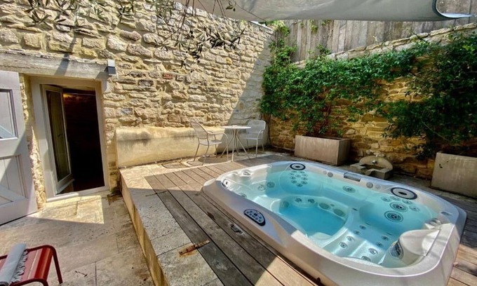 Martignargues Casa | LUXURY BIJOU SUITE with private Jacuzzi