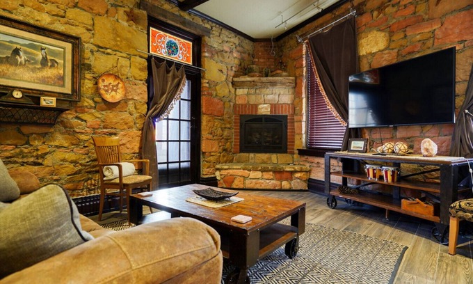 Hot Springs Casa | Private Patio & Chef Kitchen - FlatIron Suite 104