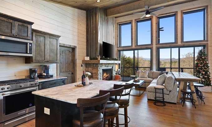 Cashes Valley Cabina | Luxury Blue Ridge Cabin - Hot Tub & Stunning Views