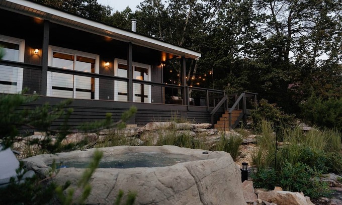 Menlo Casa | Luxury Bluff Cabin Hot Tub + Epic Mountain Views