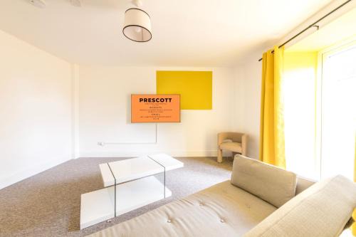 Bristol Apartamento | Luxury Breakfast at Tiffany's Theme with FREE PARKING by Prescott Apartments