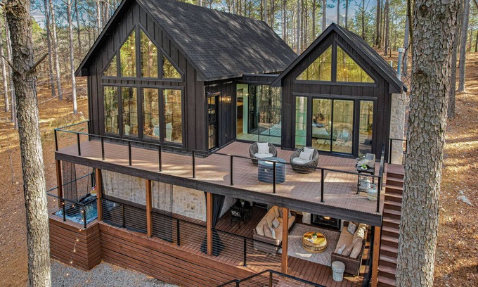 Broken Bow Cabina | Luxury Broken Bow Cabin w/ Hot Tub on 3 Acres!