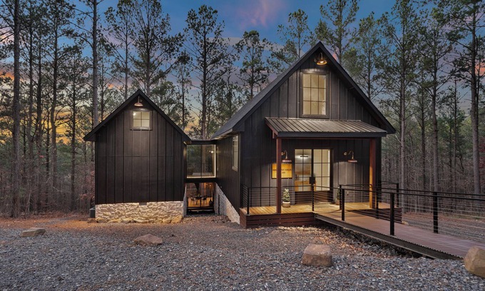 Broken Bow Cabaña | Luxury Broken Bow Cabin w/ Hot Tub on 3 Acres!