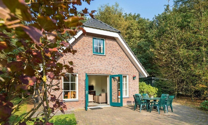 Hooghalen Casa | Luxury bungalow with open kitchen, spacious terrace, 3 bedrooms, 2 bathrooms, and optional sauna.