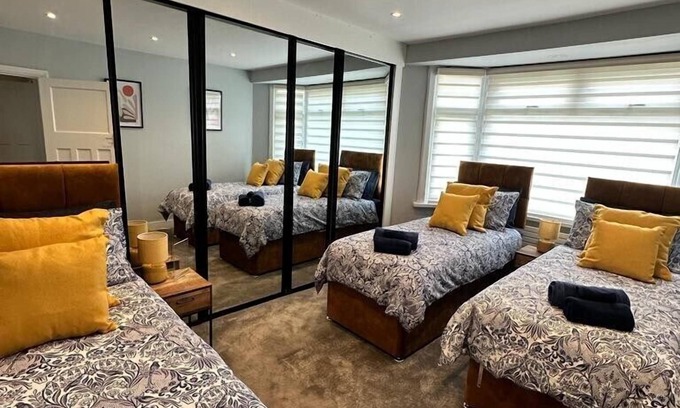 Enfield Lock Casa | Luxury Business Base With Pool Table And Hot Tub