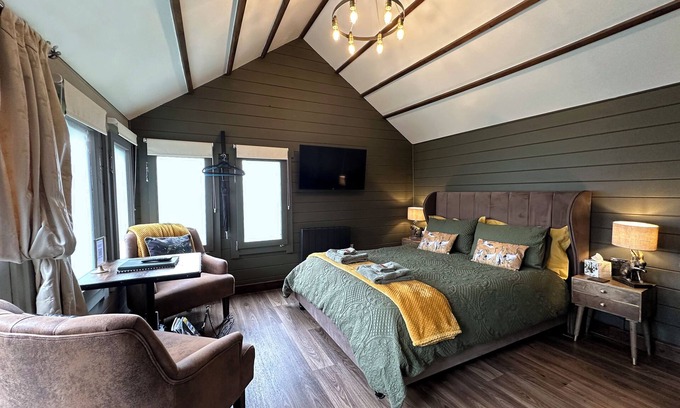 Little Hallingbury Cabina | Luxury Cabin Perfect for Stansted Airport and Short Stays in the Country Side