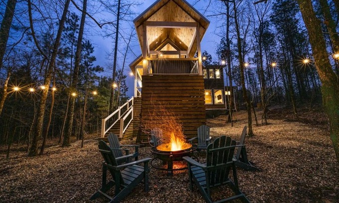 Broken Bow Casa | Luxury Cabin Getaway! Hot tub, Pet Friendly, Foosball & More