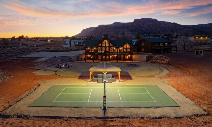 Kanab Cabina | Luxury Cabin: Hot Tub, Firepit, Pickleball, Views!