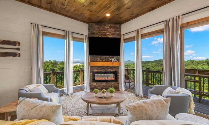 Sevierville Cabina | Lake View Serenity | Indoor Pool Arcade Lake