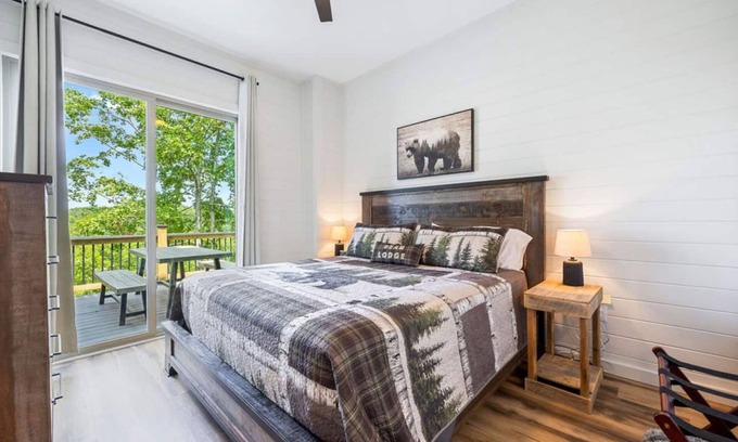 Sevierville Apartamento | Luxury Cabin Lake Views EV Charger Game Room