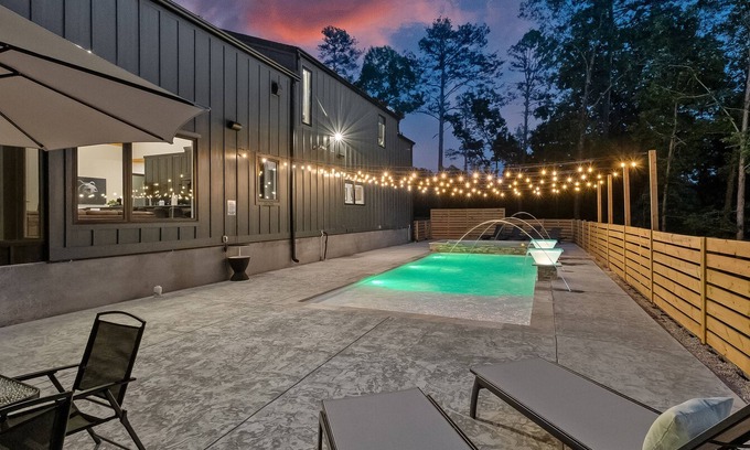 Rogers Cabina | Luxury cabin lined by trees with pool, oversized sunroom, hot tub & grill