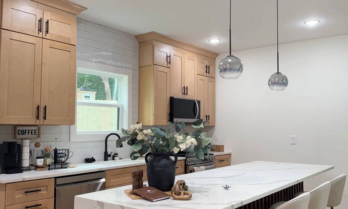 Westminster Cabaña | Luxury Cabin Near Lake Hartwell –Pet-friendly, FirePlace/3 bedroom & playground