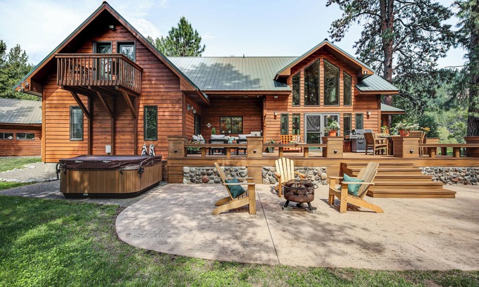 Naches Cabina | Luxury Cabin on Naches River, Near Mount Rainier!