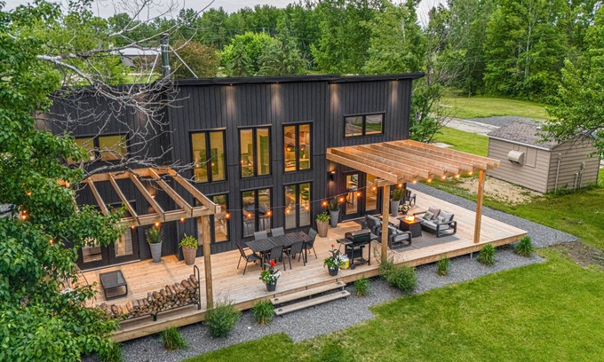 Lac du Bonnet Cabina | Luxury Cabin on the creek, with sauna, in Lac Du Bonnet, Manitoba (sleeps 8)