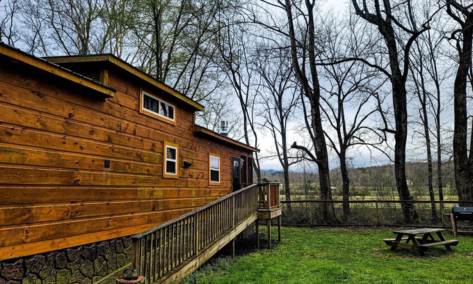 Andrews Cabina | Luxury Cabin on the River Surrounded by Stunning Mountain Views!