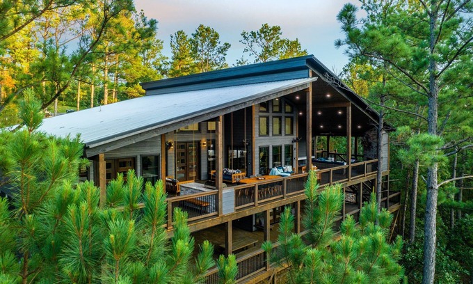 Broken Bow Cabina | Luxury Cabin Private Pond 3k sqft Covered Deck