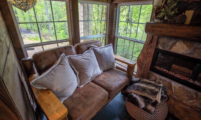 Robbinsville Cabina | Luxury Cabin Retreat – Dog-Friendly, Cozy, Great Wi-Fi and an amazing Jacuzzi!