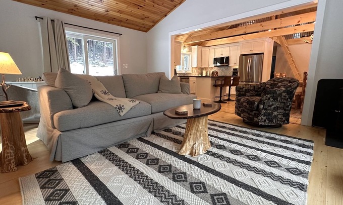 Lake Luzerne Cabina | Luxury Cabin Sleeps 4 to 7 - mins to Lake George