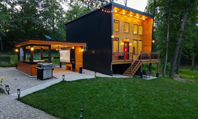 Leasburg Cabina | Luxury Cabin Sleeps 6 with Hot Tub and Outdoor Movie