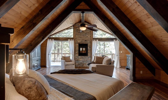 Tahoe Village Cabina | Luxury Cabin - Walk to Stagecoach Lift - Hot Tub - Mountain Views - Dogs Allowed