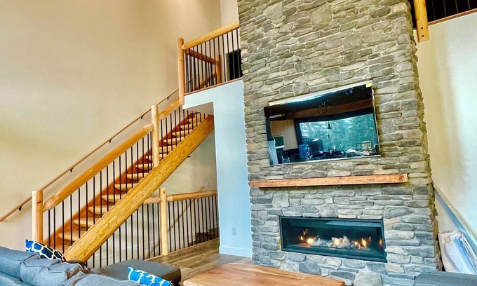 Hemlock Valley Cabina | Luxury Cabin with best games room in Hemlock, hot tub, sleeps 10