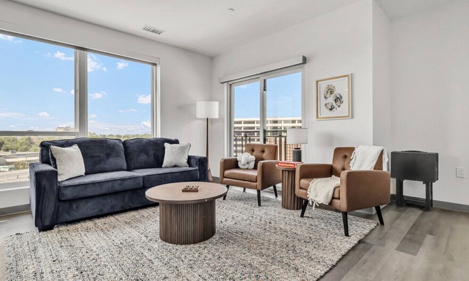 University Circle Apartamento | Luxury & Calming 2BR | Cleveland Clinic