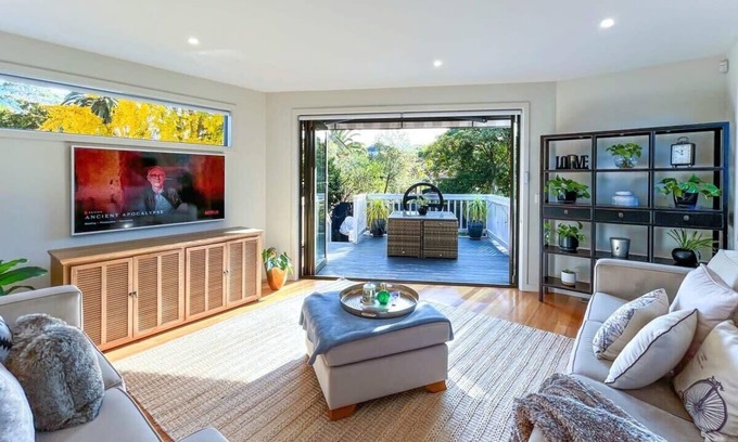 Camberwell Casa | Luxury Camberwell 3BR Retreat | Sunny Deck & Yard