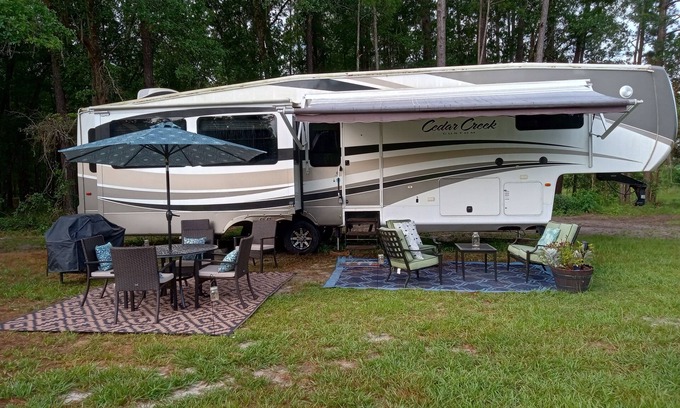 Micanopy Casa | Luxury camping on horse farm in Reddick