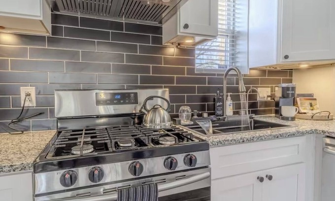 Washington Casa | Luxury Capitol Hill Modern Retreat with Patio