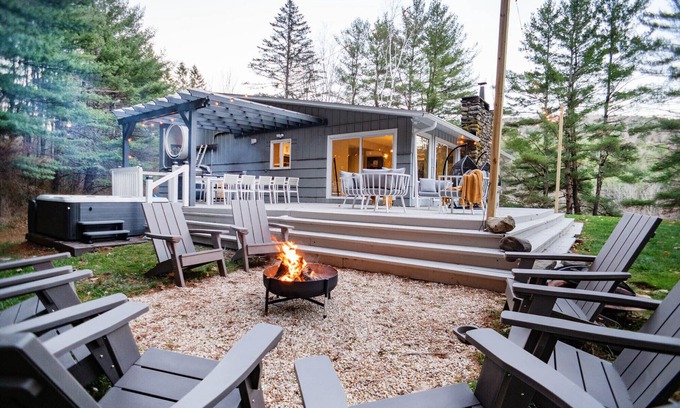 Prattsville Villa | **Luxury Catskill MNTN 5BR 3Bath Villa -Hot Tub/ Fire Pit**