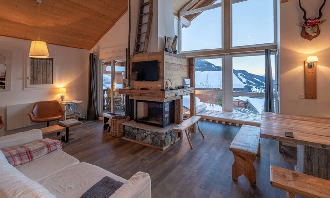 Vallandry Casa | Luxury chalet (8p). 4 bedrooms (1 loft), 2 bathrooms and a loft. In the centre of Vallandry, with ski-in & out
