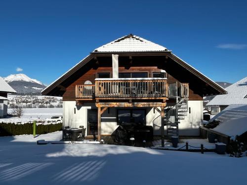 Tamsweg Casa | Luxury Chalet Suite suitable for 4 Guests, Living Room, Kitchen and Games Room