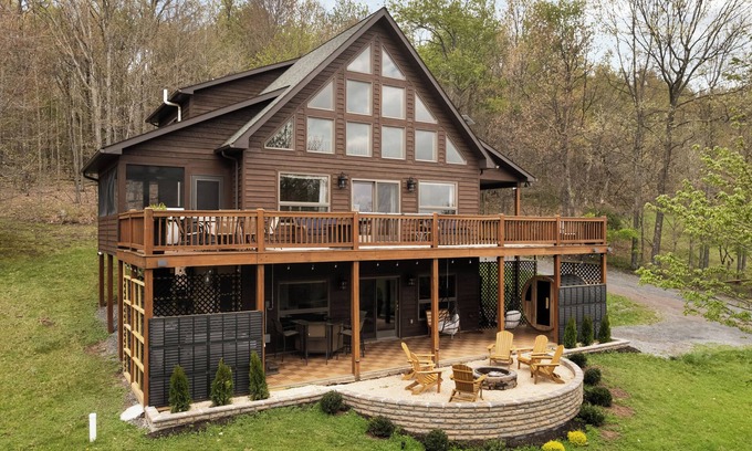 Swanton Cabina | Luxury Chalet: Views, Hot Tub, Sauna, Tesla EV